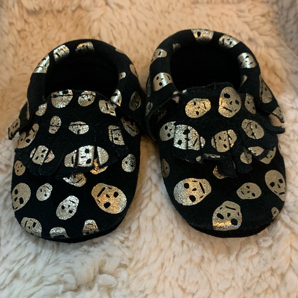 SUEDE BABY MOCCASINS BLACK WITH SILVER SKULLS HALLOWEEN ROCKER GOTH